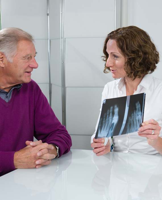 Dr. Isabel Winter im Gespräch mit einem älteren Patienten
